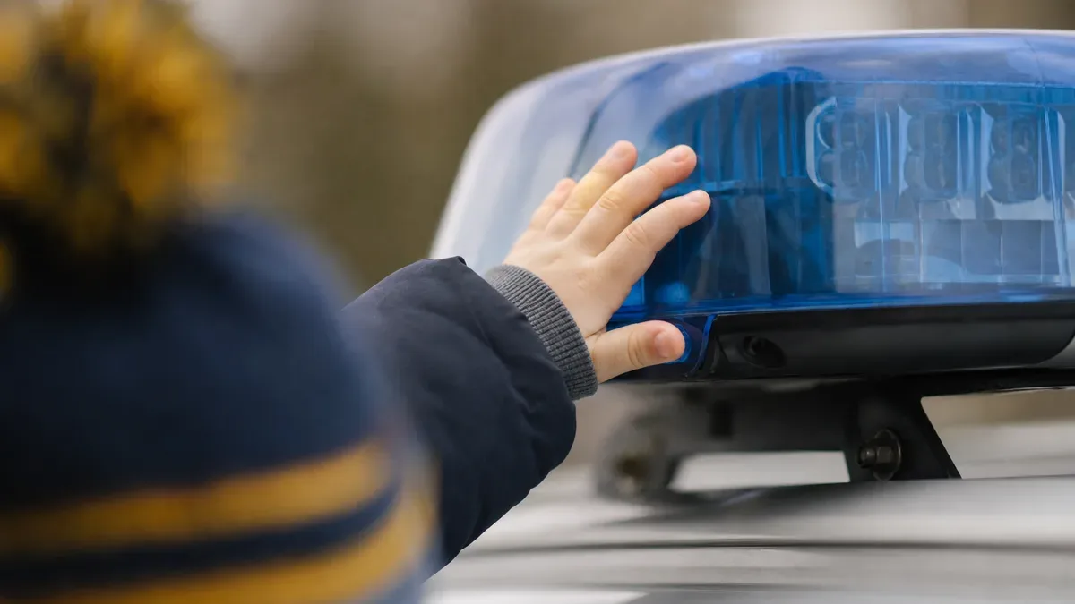 Czwartoklasiści zajrzeli za kulisy służby. Policjanci pokazali radiowóz i quada