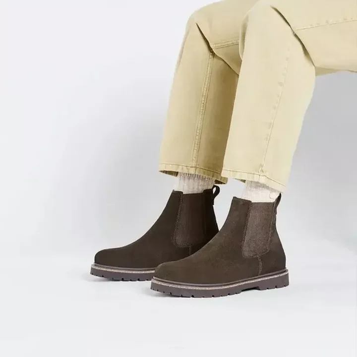 Dostępne w ofercie Birkenstock buty męskie w stonowanych kolorach łatwo wykorzystać zarówno w biurowym smart casualu, jak i w swobodniejszych zestawach po pracy.