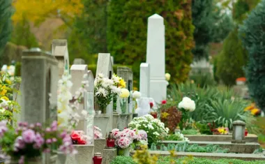 Ile kosztuje miejsce na cmentarzu w Nowym Sączu i jak sprawdzić datę pogrzebu? Przewodnik dla mieszkańców