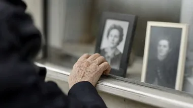 Zdjęcia ofiar pojawiły się w oknach zrujnowanej synagogi w Grybowie