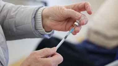 Seniorzy dostaną szczepienia w ratuszu. Liczba miejsc jest ograniczona