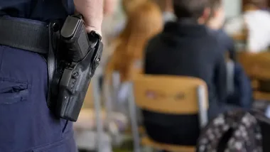 Policja lub straż miejska pojawi się w każdej szkole w Nowym Sączu