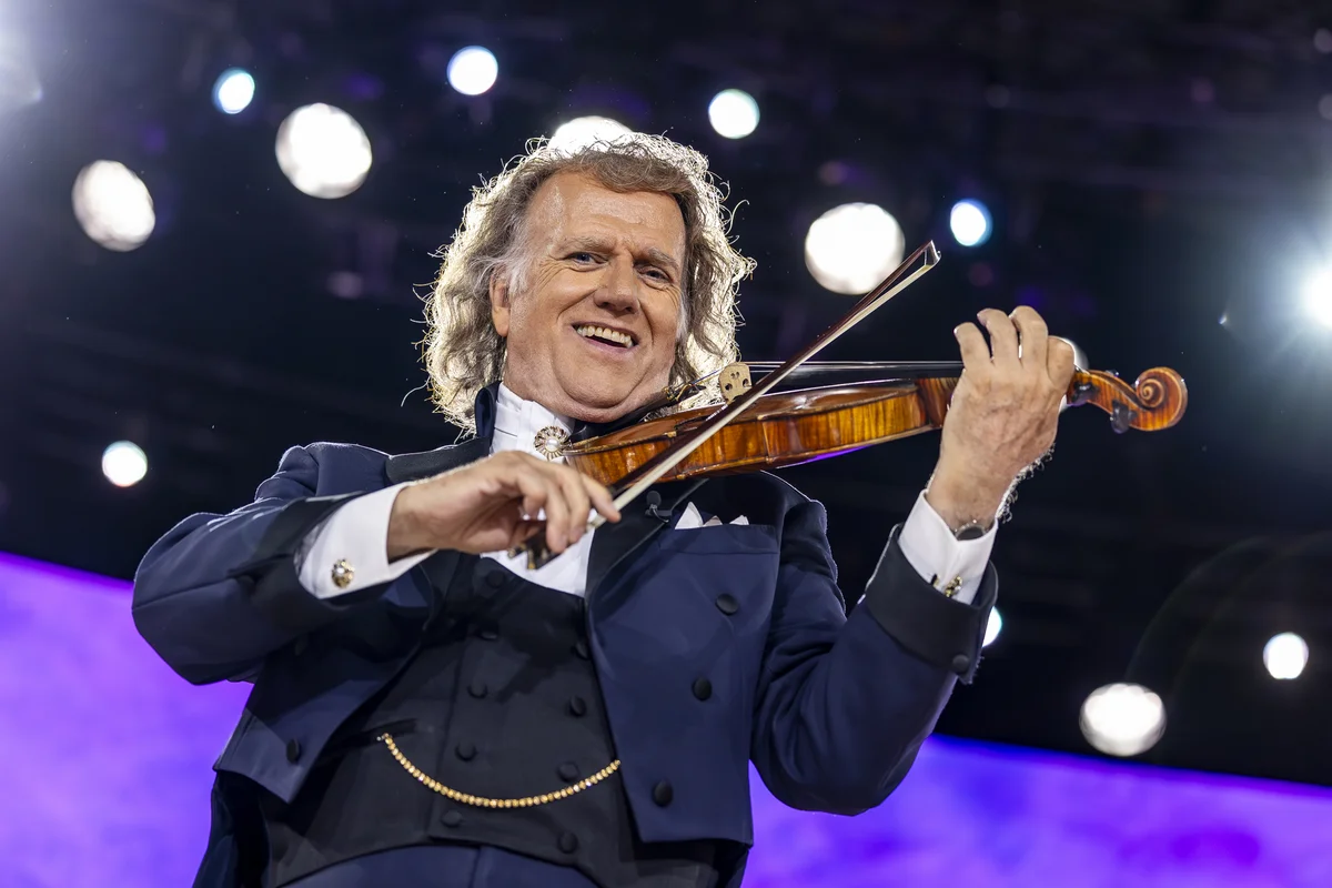 Grafika promocyjna wydarzenia André Rieu: Niech żyje Maastricht! – retransmisja letniego koncertu 2026