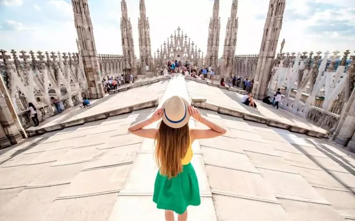 Grafika promocyjna wydarzenia Dzień Kobiet w Mediolanie SAMOLOTEM — 3 dni z modą, historią i włoskim smakiem