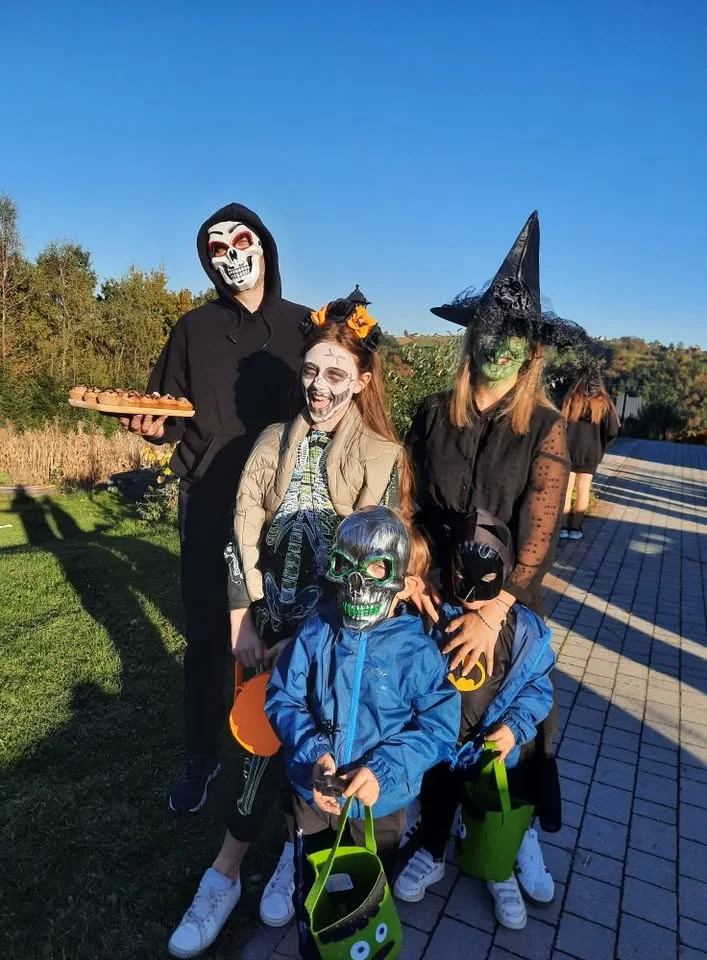 Obrazek przedstawia grafikę promocyjną wydarzenia Przyjęcie i zabawy halloweenowe dla rodzin i dzieci