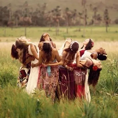 Grafika promocyjna wydarzenia Krąg Kobiet w Leśnej Zonii — warsztat o intuicji i uziemieniu