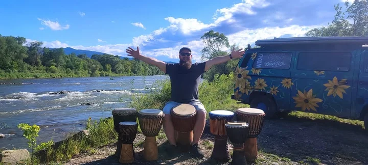 Grafika promocyjna wydarzenia Warsztaty bębniarskie dla początkujących — pierwsza lekcja gratis!