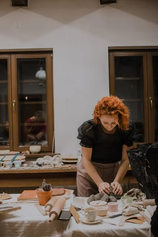 Grafika promocyjna wydarzenia Warsztaty ceramiki dla dorosłych — TABLICZKI Z NUMEREM DOMU