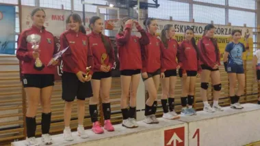 Puchar w rękach siatkarek z Grybowa po mocnym turnieju w Bobowej