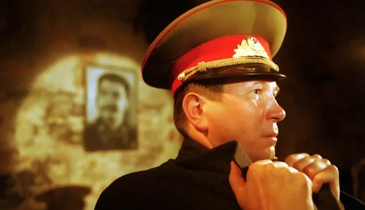 Jeden człowiek, cała armia absurdu - Piotr Cyrwus w Nowym Sączu