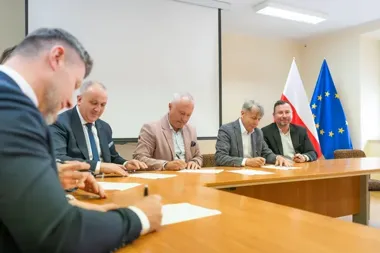 Samorządowcy podpisali porozumienie o połączeniu kolejowym Nowy Sącz–Rzeszów