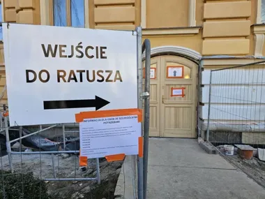 Główne wejście do ratusza zamknięte – wstęp od strony restauracji Ratuszowa