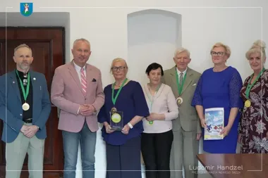 Sądeccy seniorzy wrócili z Rabki–Zdroju z 18 medalami i pierwszym miejscem drużynowo