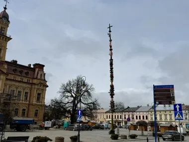 Na rynku wyrósł symbol Wielkanocy wysoki na 27,5 metra