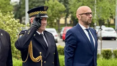Kwiaty pod pomnikiem Piłsudskiego. W Nowym Sączu padły słowa o pamięci