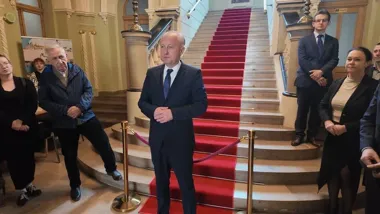 Odnowiony ratusz oddano mieszkańcom. Z ziemi wydobyto kapsułę czasu