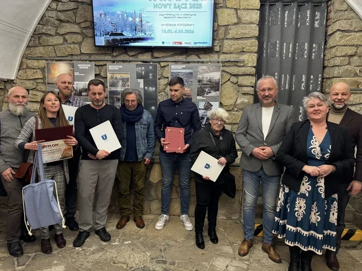 Wernisaż „Tak było – Nowy Sącz 2025” pokazuje reporterskie kadry minionego roku