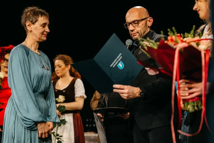 Po premierze Teatru Robotniczego – Izabela Wiatrak z wyróżnieniem za 40 lat pracy