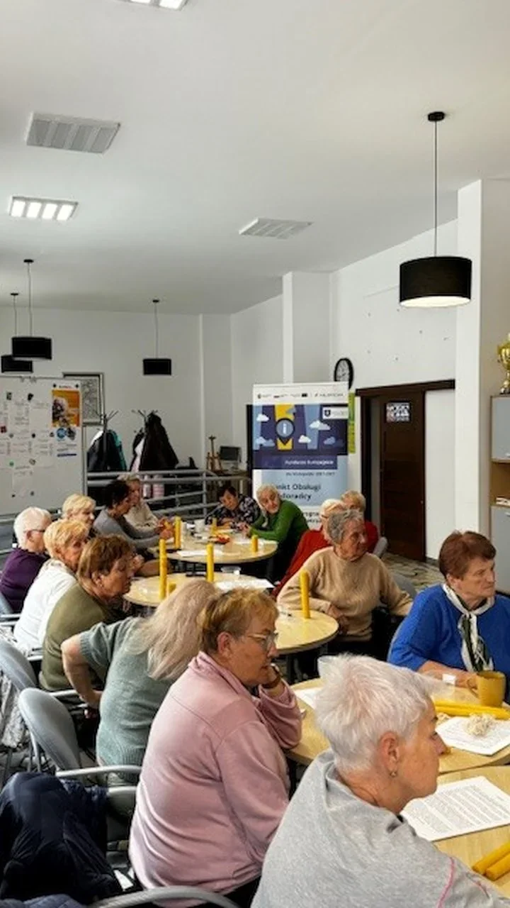 Seniorzy uczyli się robić kosmetyki z produktów ula – praktyczne warsztaty i rozmowy o pszczołach