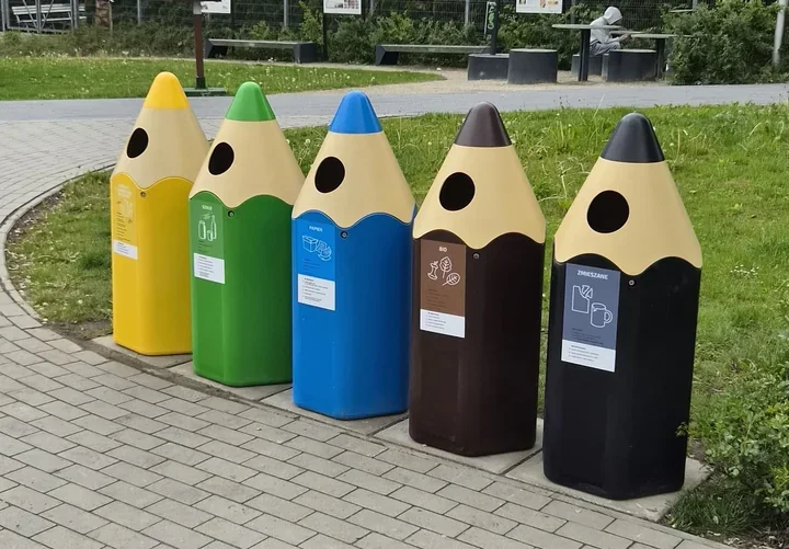 Kredki zamiast zwykłych koszy – segregacja wchodzi na place zabaw