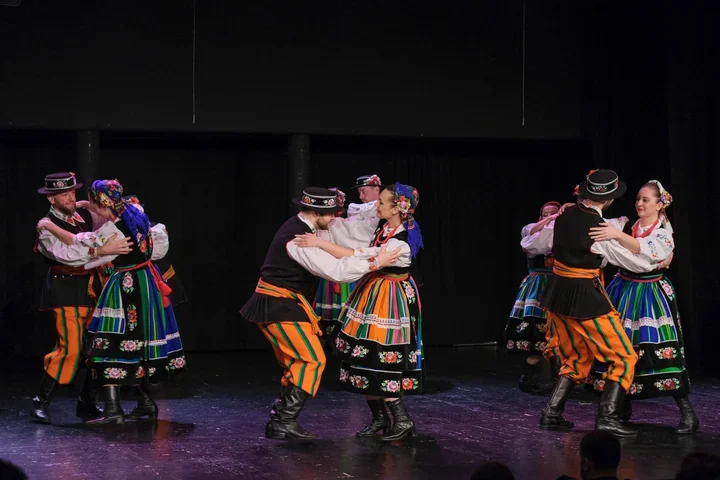 Tańce, stroje i muzyka - Wieczór Noworoczny z Zespołem Sądeczanie w MOK