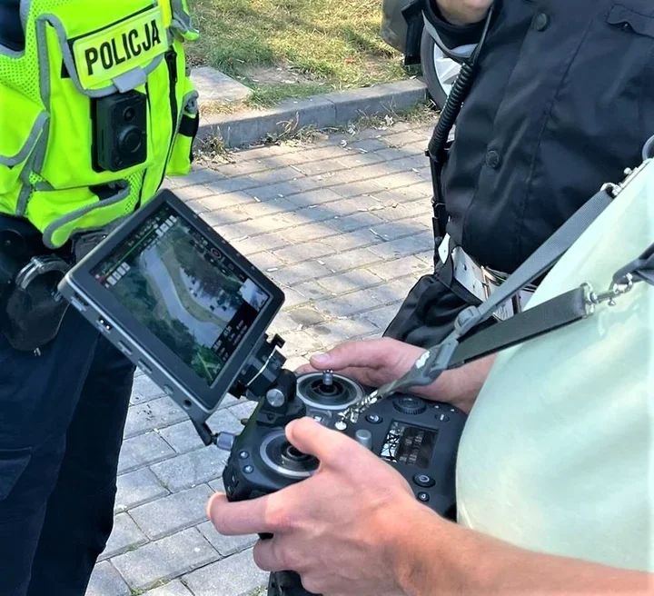 Dron nad Nowym Sączem wyłapał kierowców przy przejściach i przejazdach