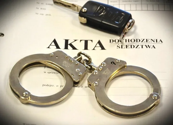 26-latek z zakazem wjechał BMW w Volkswagena i ogrodzenie