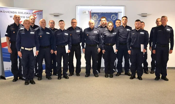 Po hybrydowym szkoleniu odebrali awanse - 14 policjantów z Nowego Sącza