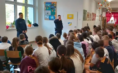 Dzielnicowi z Grybowa weszli do szkoły z ostrzeżeniem o sieci i przemocy