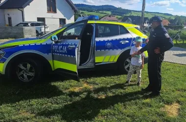 W Tyliczu dzieci oglądały radiowóz - policjant dał ważną lekcję przed wakacjami