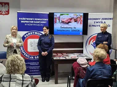 Seniorzy usłyszeli ostrzeżenie od policji - cyberoszuści czyhają w sieci