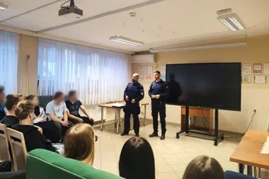 Dzielnicowi w bursie - jedno zdjęcie może zrujnować przyszłość młodego człowieka