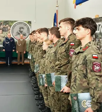 35 absolwentów odebrało certyfikaty, a policja mówi o służbie