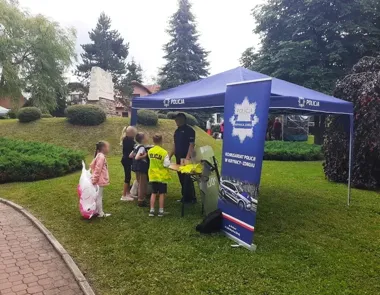 Na festynach pojawił się radiowóz. Policjanci ostrzegali przed oszustwami