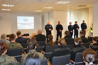 Uczniowie weszli do komendy - zobaczyli służbę z bliska