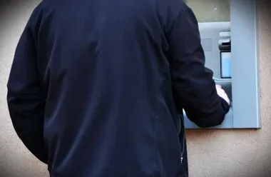 Cudze karty trafiły w jego ręce - 10 prób wypłaty zakończyło się fiaskiem