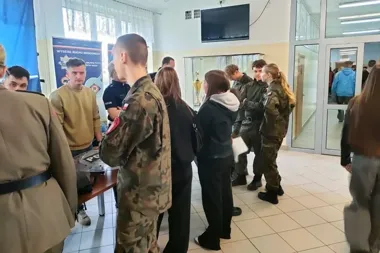 Mundur od drugiej strony - sądeccy policjanci przyciągnęli ósmoklasistów