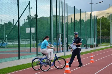 Radiowóz, samoobrona i mini hokej - tak policja wsparła Sądecczyznę
