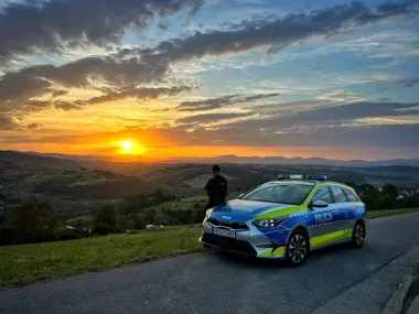 Dzielnicowy z Starego Sącza fotografuje radiowozy - pomaga mieszkańcom i wspiera cele charytatywne