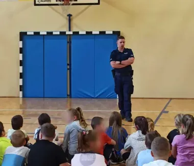 Dzielnicowy z Grybowa łączy patrol z boiskiem - walczy o tytuł SuperDzielnicowego