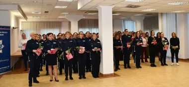 Kwiaty i słodkie upominki w Komendzie Miejskiej Policji w Nowym Sączu - komendant dziękował