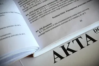 Perfumy zamiast paragonu - policja zatrzymała dwóch mężczyzn w Starym Sączu