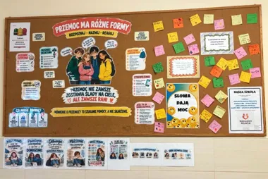 Gazetka szkolna na korkowej tablicy tematycznie poświęcona przeciwdziałaniu przemocy i budowaniu pozytywnych relacji między uczniami.