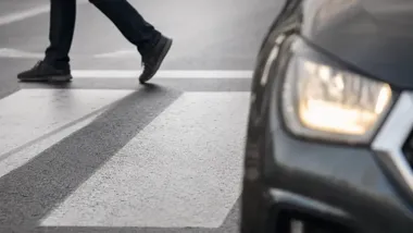 14 pieszych zagrożonych po manewrze kierowcy BMW w centrum Nowego Sącza