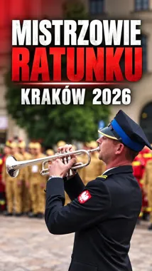 Funkcjonariusz w mundurze gra na trąbce podczas uroczystości ratowniczej na tle formacji w mundurach.