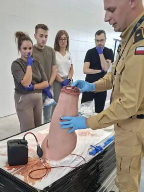 Defibrylatory AED przy wszystkich szkołach powiatowych. Dostępne całą dobę