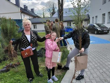 Setki sadzonek dla mieszkańców. Powiat dołożył własne nasadzenia