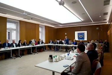 Dyrektorzy szkół powiatowych usiedli przy jednym stole. W tle inwestycje i bezpieczeństwo