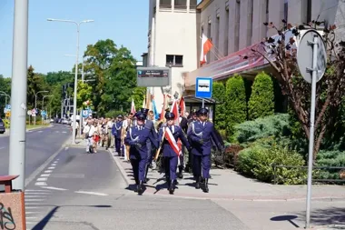 Kwiaty przed pomnikiem Piłsudskiego. Tak uczczono żołnierzy w Nowym Sączu