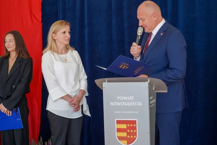 Nowa dyrektor w ZSP w Nawojowej. Tadeusz Zaremba wręczył akt powierzenia